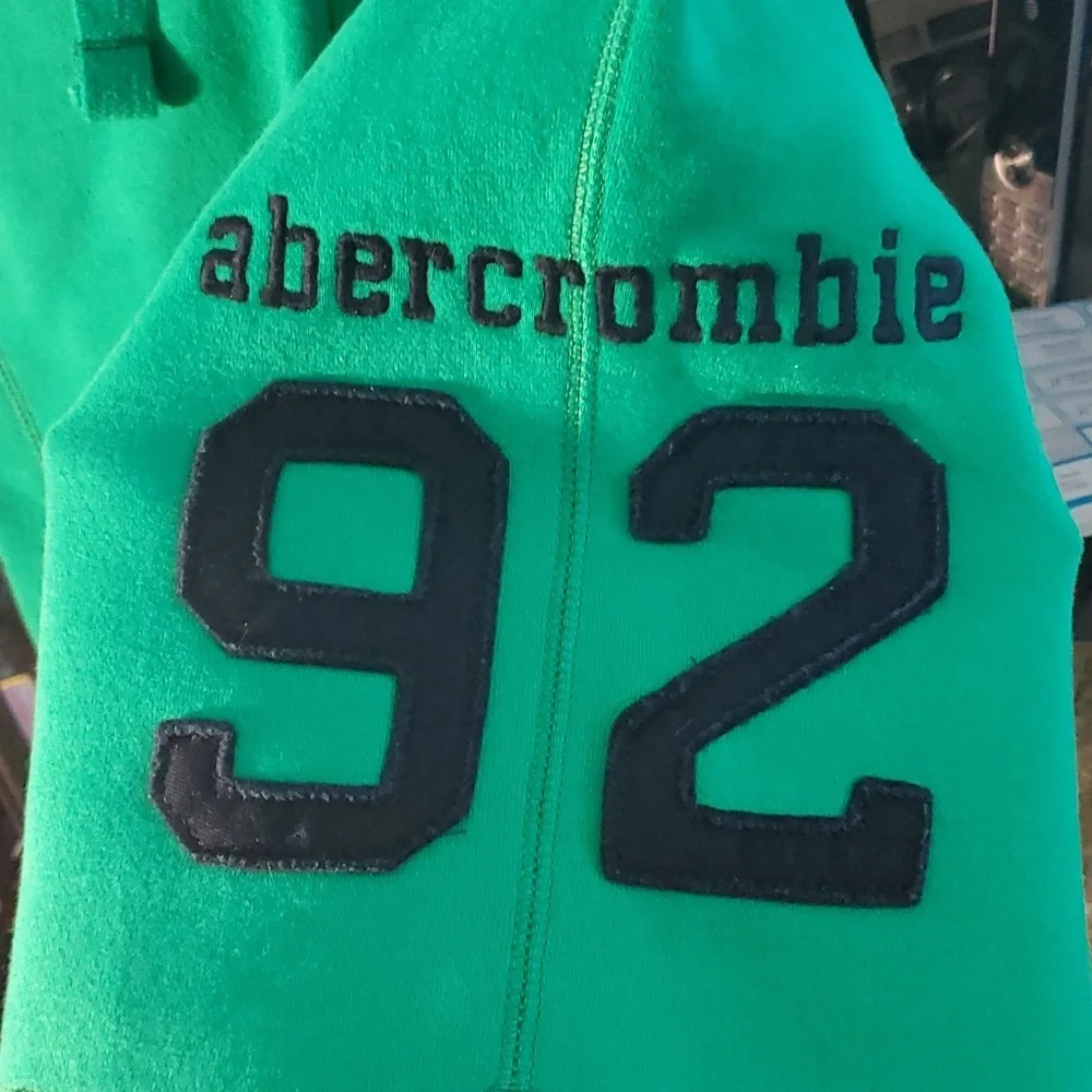 Boys Green Abercrombie shorts medium - Picture 2 of 4